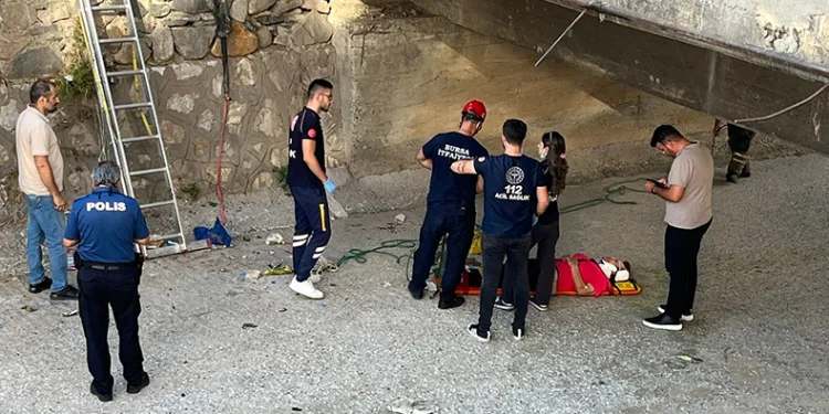Yürüyüş yaparken dereye düşen kadın yaralandı