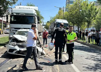 Kırmızı ışıkta bekleyen araçlara tır çarptı