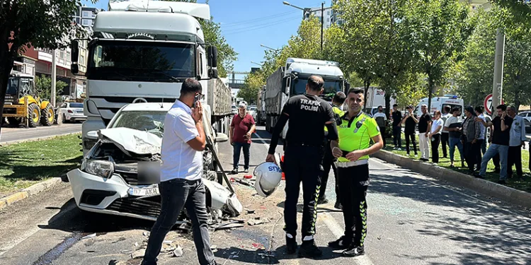 Kırmızı ışıkta bekleyen araçlara tır çarptı