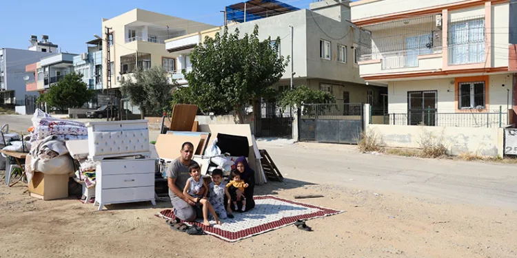 Ev sahibi evden çıkardı, 4 çocuğuyla sokakta kaldı