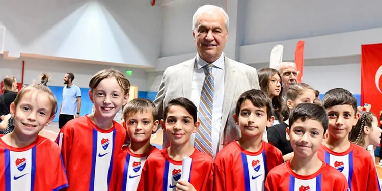 Genç sporcular sertifikalarını başkan Erdem’den aldılar