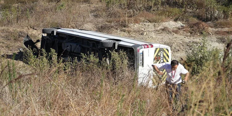 Otoyolda işçi servisi şarampole uçtu: 9 yaralı