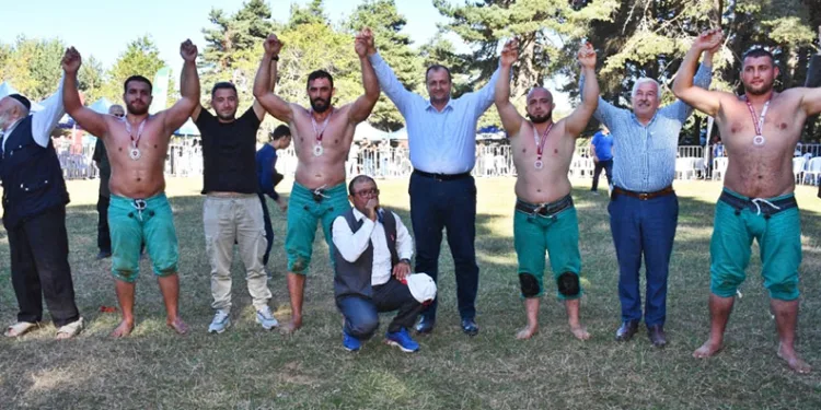 Alıç Yaylası’nda kıran kırana güreşler
