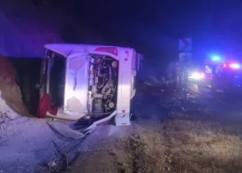 Isparta-Antalya karayolunda yolcu otobüsü devrildi: 13 yaralı