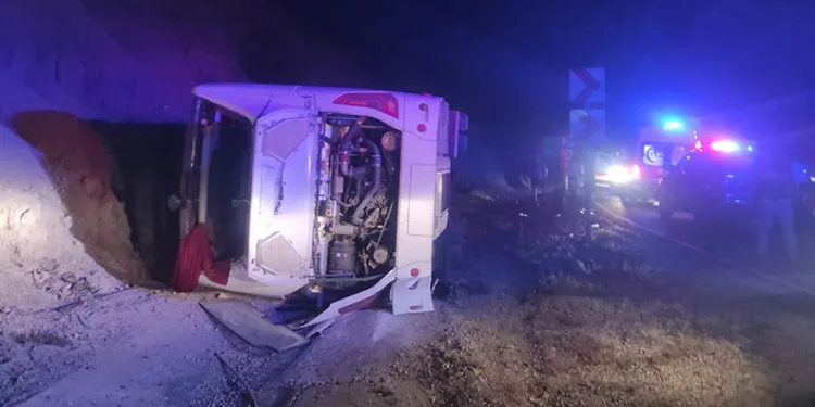Isparta-Antalya karayolunda yolcu otobüsü devrildi: 13 yaralı