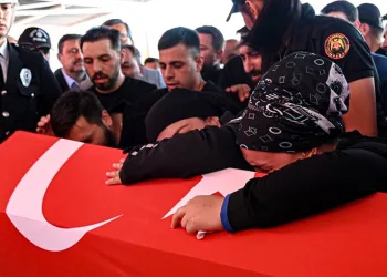 Şehit polis memuru gözyaşlarıyla uğurlandı