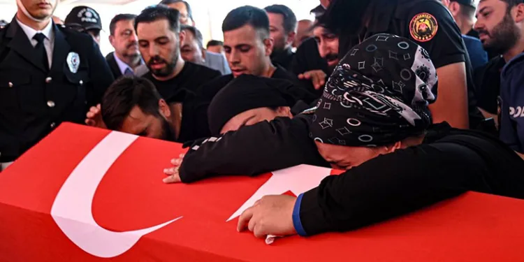 Şehit polis memuru gözyaşlarıyla uğurlandı