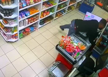 Önce evi soydu, sonra marketi