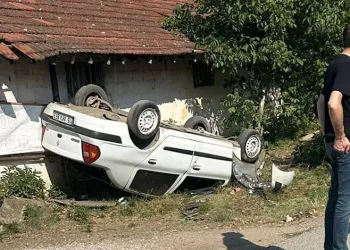 Bursa’da takla atan otomobilden yaralı kurtuldular