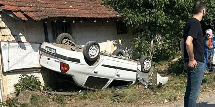Bursa’da takla atan otomobilden yaralı kurtuldular