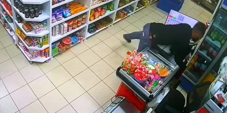 Önce evi soydu, sonra marketi