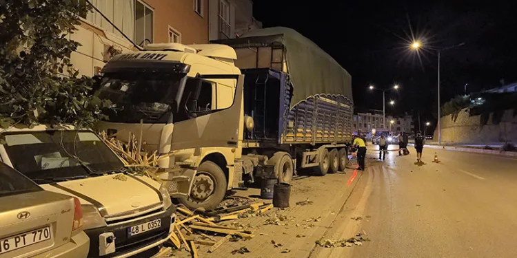Bursa’da freni boşalan tır dehşet saçtı