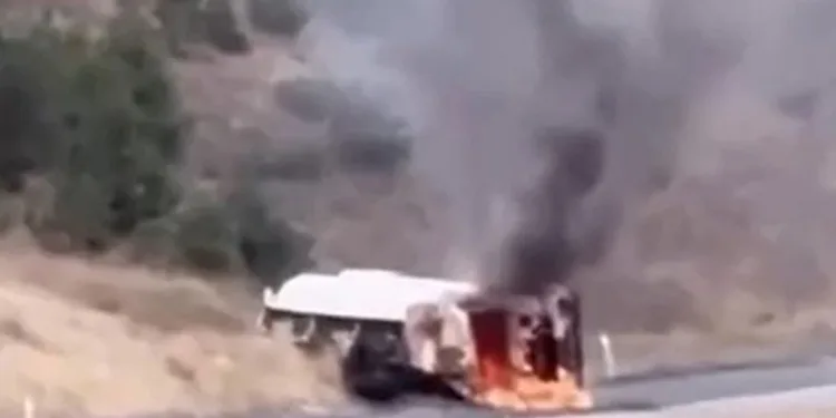 Devrilen akaryakıt tankeri alev topuna döndü
