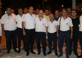 Otobüsün farından rahatsız olan baba-oğul, şoförü darp etti