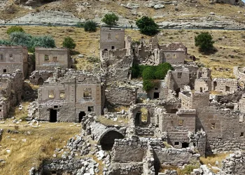 Sular çekildi, mahalle ortaya çıktı