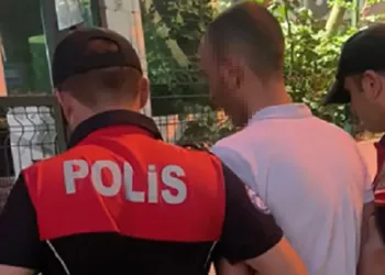 Hırsızlık suçundan aranan şüpheli kıskıvrak yakalandı
