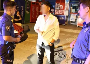 Polis ile ehliyetsiz sürücü kovalamacası kamerada
