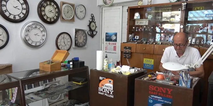 Bursa’da 54 yıldır saatlere doktorluk yapıyor