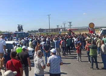 Bursa’da çiftçiler artan fiyatları protesto etmek için yolu kapattı