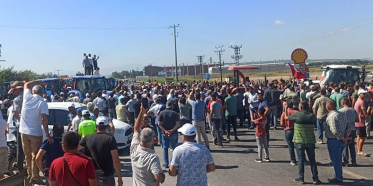 Bursa’da çiftçiler artan fiyatları protesto etmek için yolu kapattı