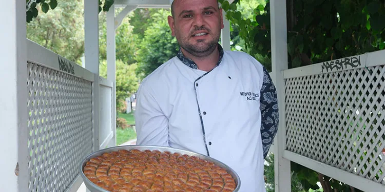 Adana’da kıymalı baklava yapıldı