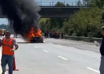 Otomobil alev alev yandı