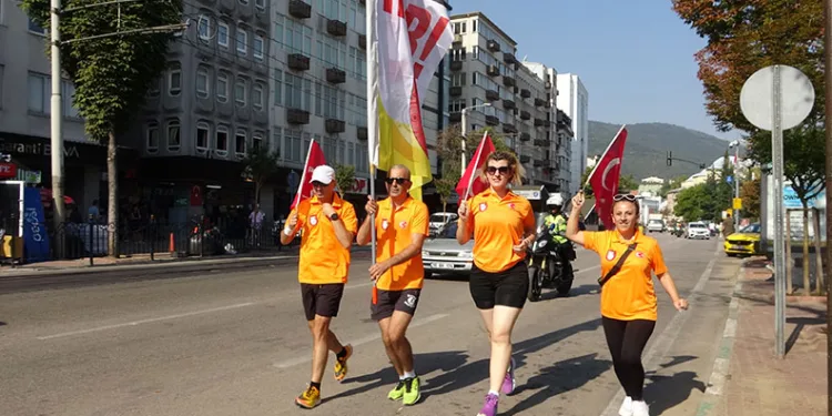 Taksici saldırılarına dikkat çekmek için koştular