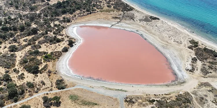 Antik liman pembe göle dönüştü