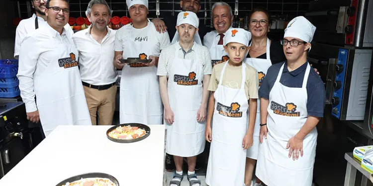 Şadi Özdemir, özel çocuklarla pizza yaptı