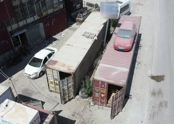 Aracı çalınmasın diye konteynere koydu
