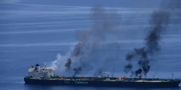 Kızıldeniz’de saldırıya uğrayan petrol tankerinde  yangın devam ediyor