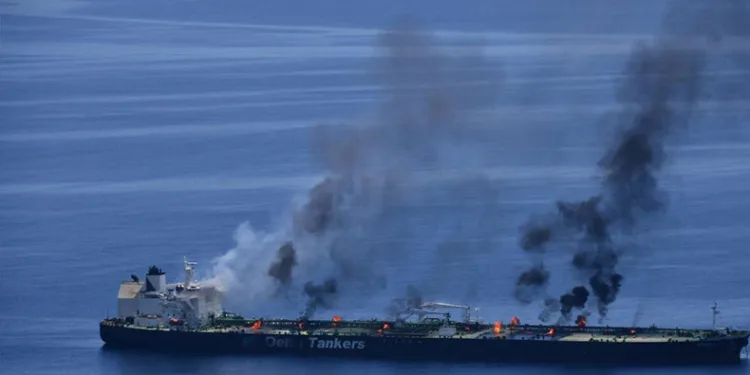 Kızıldeniz’de saldırıya uğrayan petrol tankerinde  yangın devam ediyor