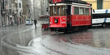 Tramvay yolu su kanalına döndü, seferler durdu