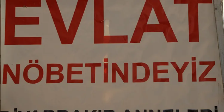 “Elindeki kalemi aldılar, kalem yerine silah verdiler”