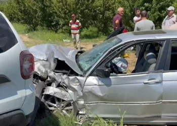 Bursa’da iki otomobil kafa kafaya çarpıştı