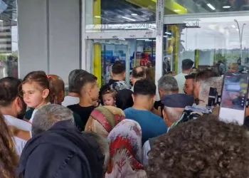 Marketteki indirim izdihamı tekmeli yumruklu kavgaya dönüştü