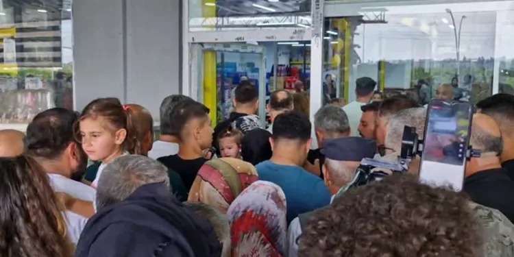 Marketteki indirim izdihamı tekmeli yumruklu kavgaya dönüştü