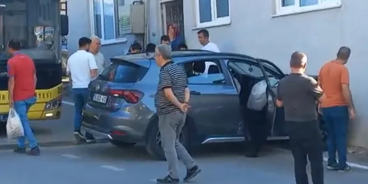 Otobüse çarpmamak için eve daldı