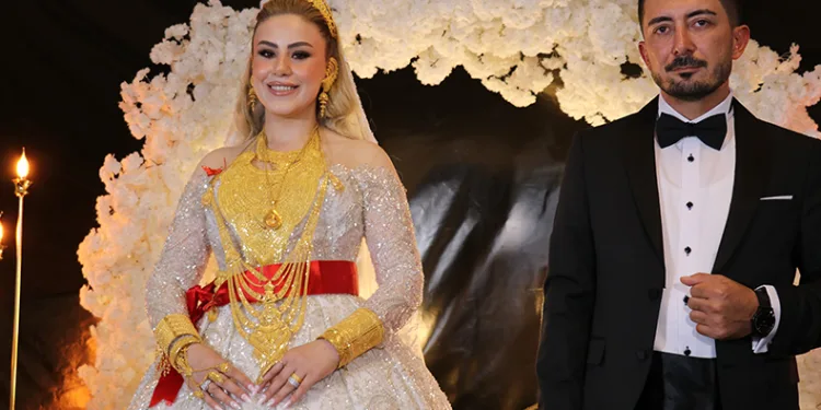 Aşiret düğününde geline 3 kilo altın takıldı