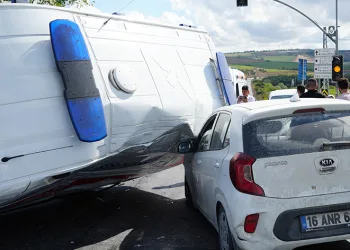 Hastaya giden ambulans, otomobilin üzerine devrildi