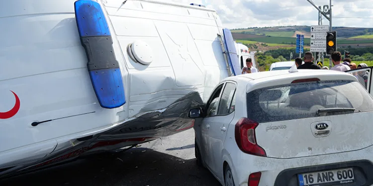 Hastaya giden ambulans, otomobilin üzerine devrildi