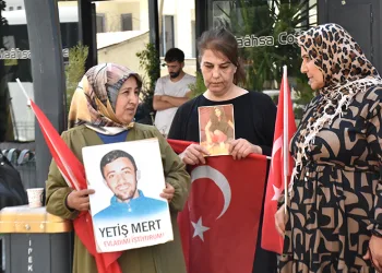 Van annelerinin evlat nöbetine bir aile daha katıldı