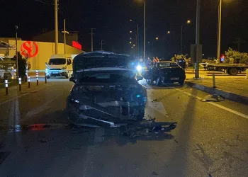 Karaman’da iki otomobil çarpıştı