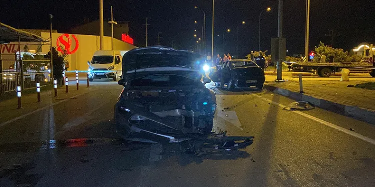 Karaman’da iki otomobil çarpıştı