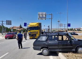 TIR’la çarpışan otomobil yaklaşık 50 metre sürüklendi