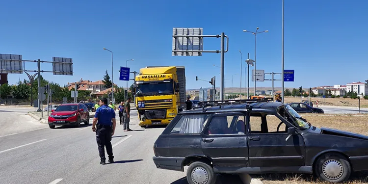 TIR’la çarpışan otomobil yaklaşık 50 metre sürüklendi