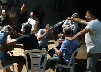 Damat tarafına davul zurla eşliğinde şampuanla duş aldırdılar