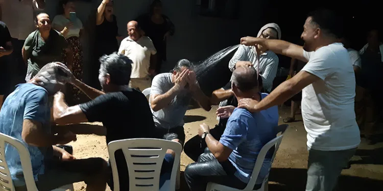 Damat tarafına davul zurla eşliğinde şampuanla duş aldırdılar