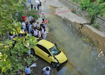 Kamyonun çarptığı ticari taksi dereye uçtu