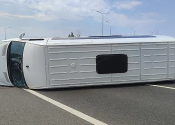 Servis minibüsü devrildi, sürücü kazayı yara almadan atlattı